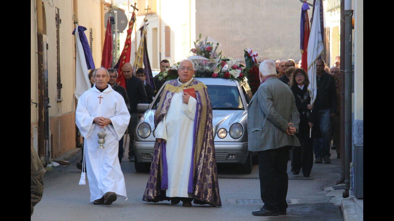 L'arrivo in chiesa del corteo funebre