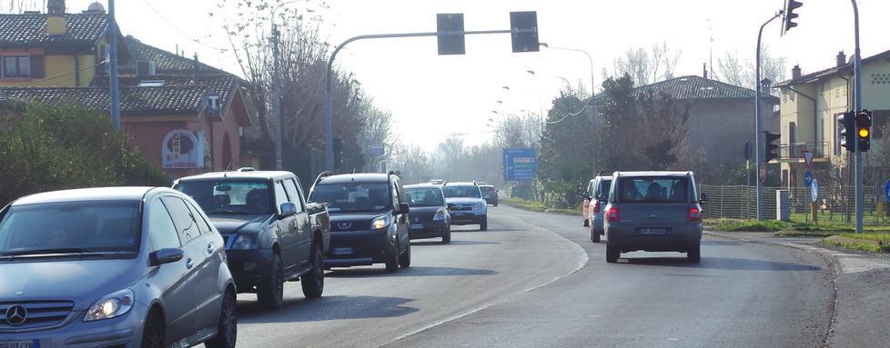Caos viabilità a Modena: lavori sull’Estense, code e gomme bucate 