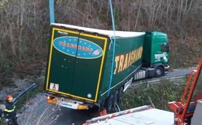 Il tir in bilico su una curva