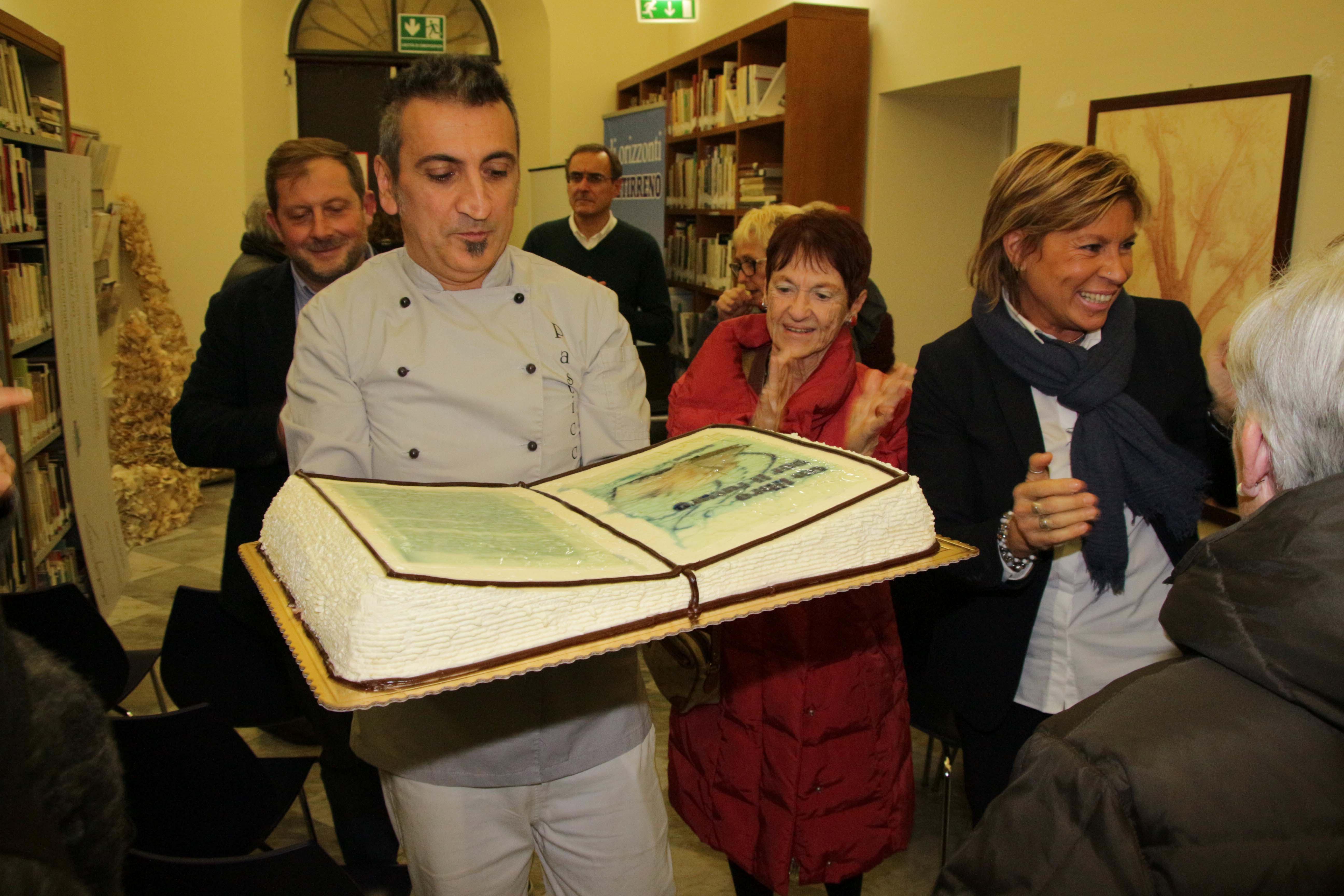 L'arrivo della torta realizzata appositamente per "Un libro per il futuro" dalla pasticceria Lombardo