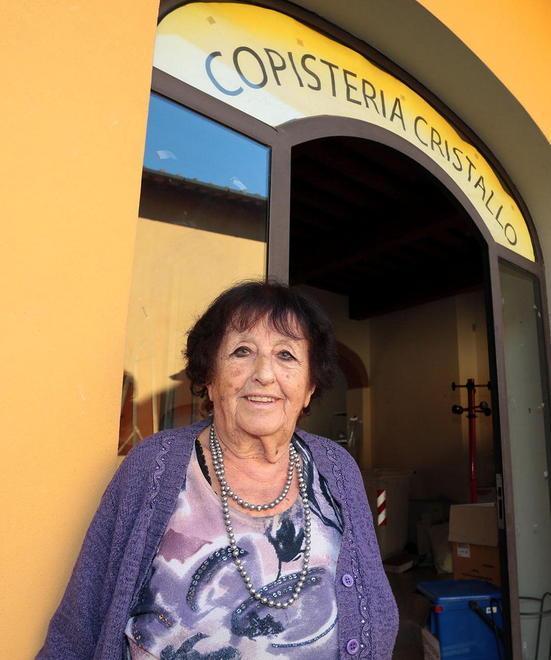 Bruna Berni davanti alla sua copisteria (Foto Agenzia Carlo Sestini)