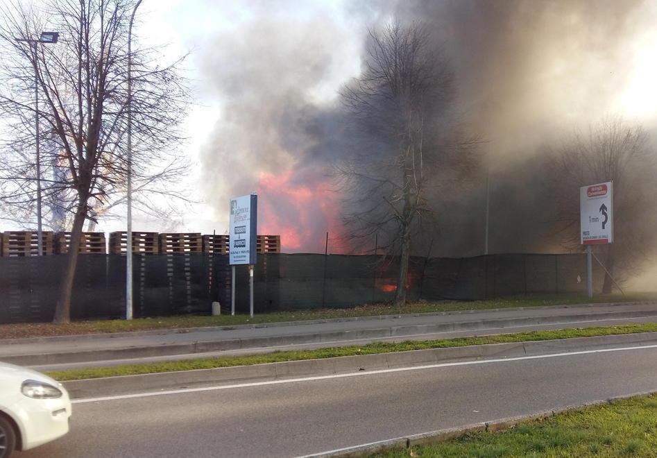 A fuoco pancali, paura in viale Marconi