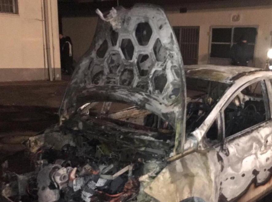 Auto distrutta dalle fiamme 