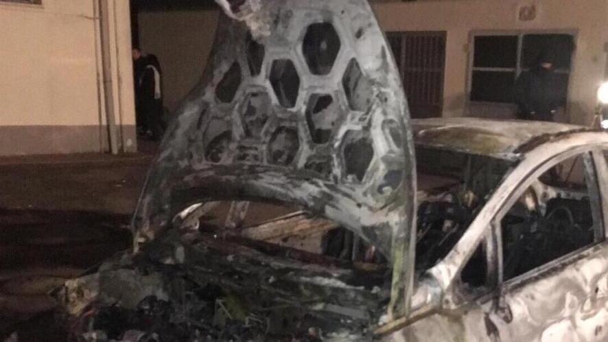 Auto distrutta dalle fiamme