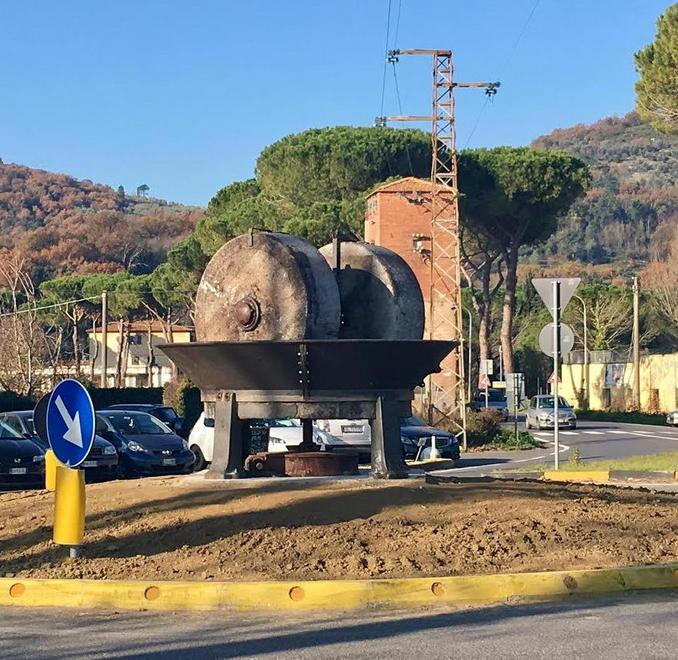 Una mega macina di frantoio per dare il benvenuto a Vico