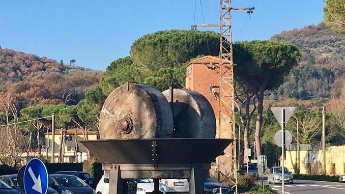Una mega macina di frantoio per dare il benvenuto a Vico