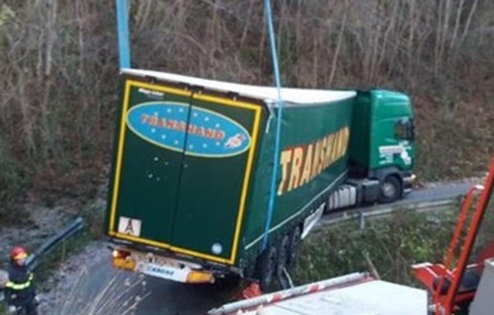 Sbaglia strada, tir resta incastrato 
