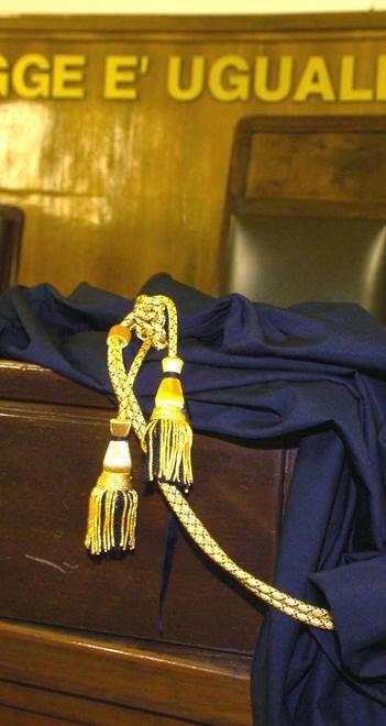 Compra l’orologio con assegni scoperti Condannata a 8 mesi 
