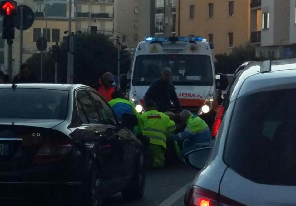 Scooterista sul cordolo del marciapiede finisce a terra
