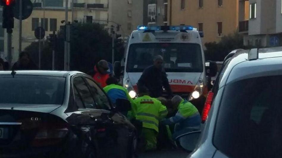 Scooterista sul cordolo del marciapiede finisce a terra