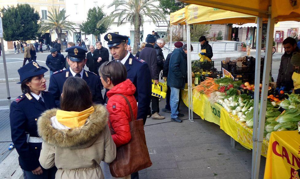 La polizia al mercatino con le donne