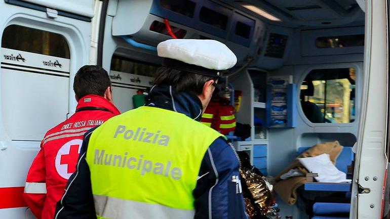 Frontale tra auto con due feriti