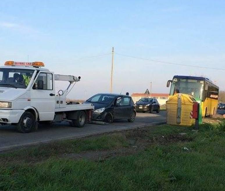 Sorpassa corriera e fa incidente 