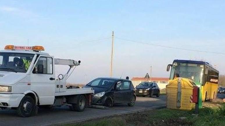 Sorpassa corriera e fa incidente
