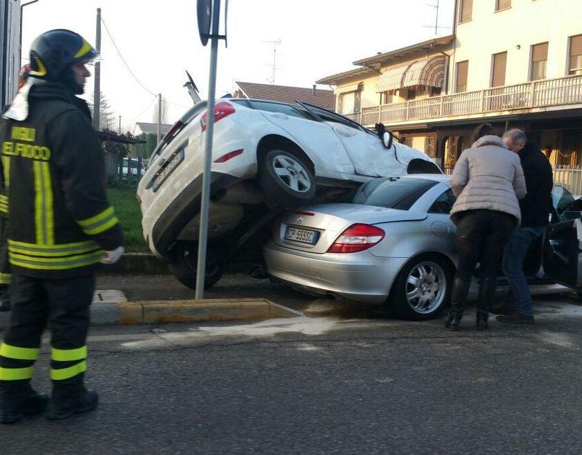 Scontro all’incrocio: auto s’impenna e finisce sull’altra 