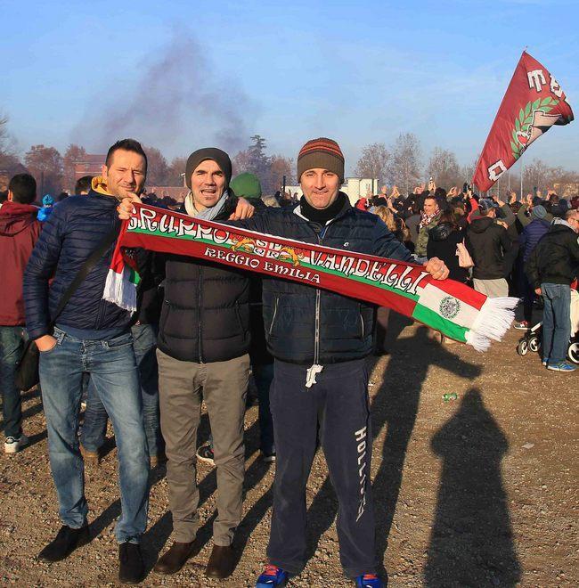 I tifosi in via Agosti «Regia, vinci per noi» 