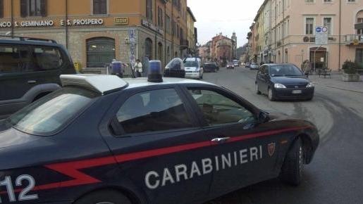 Vede l’ex con un altro e scatena una rissa