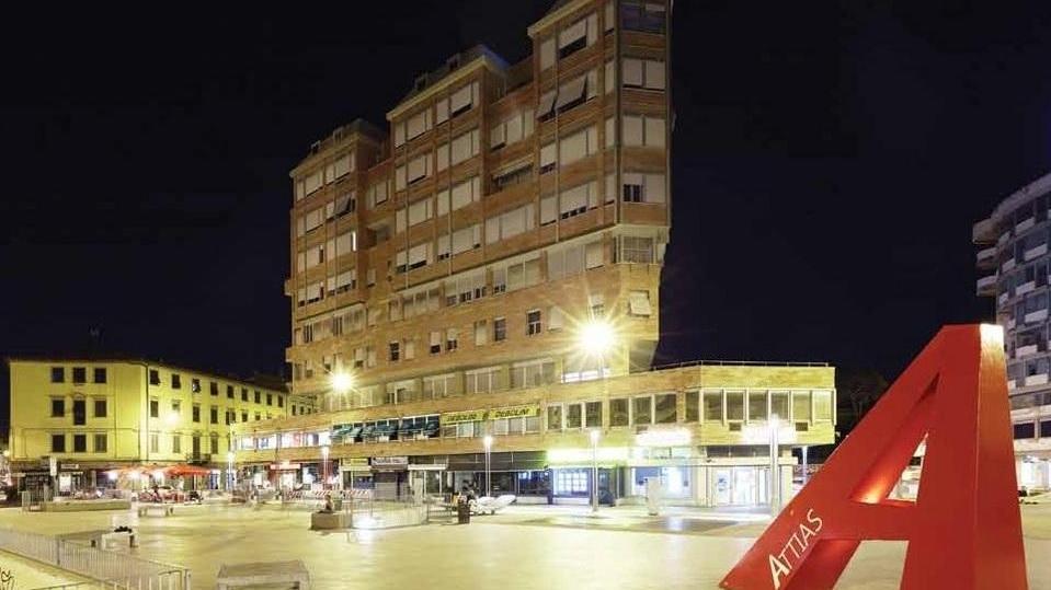 Piazza Attias, lo scultore Spagnoli: la mia A non è un gioco, qui manca il rispetto