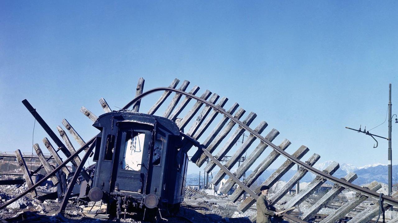 La stazione di Viareggio bombardata