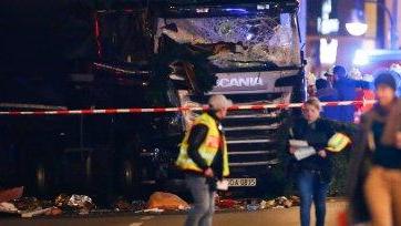 Camion contro mercatino di Natale a Berlino, almeno nove morti