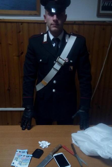 Diciottenne trovato con cocaina e coltelli: arrestato