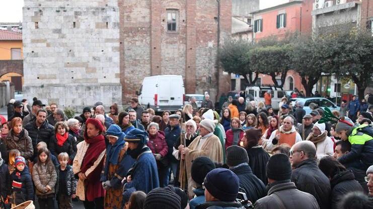 Al presepe vivente anche una preghiera per il bimbo al Meyer