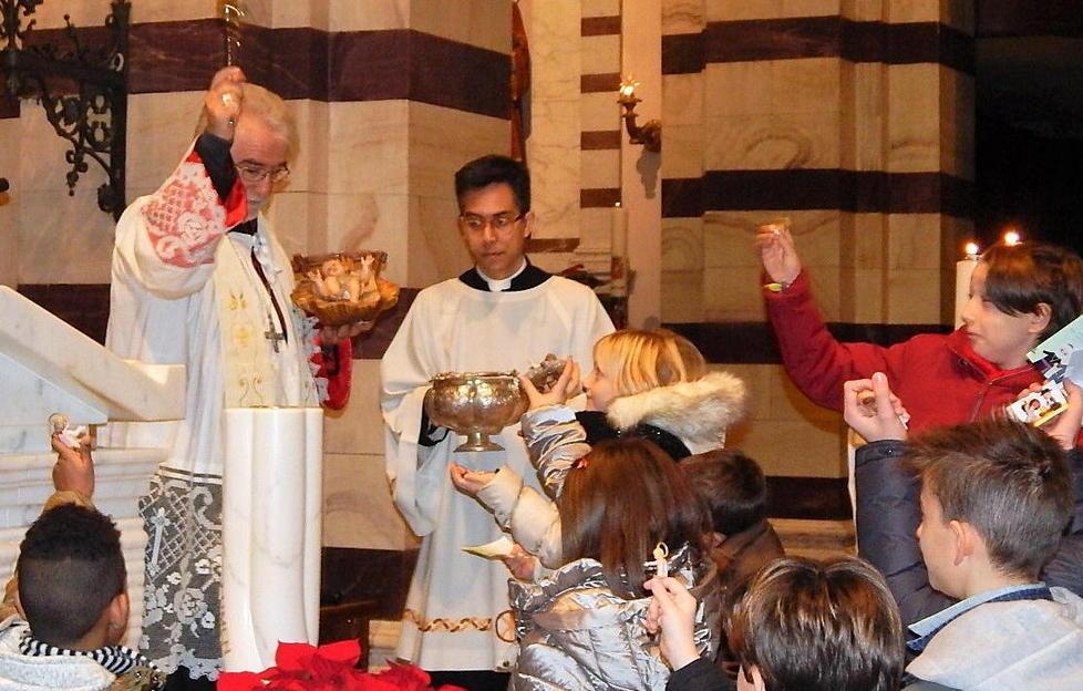 Il vescovo ha benedetto i Bambinelli