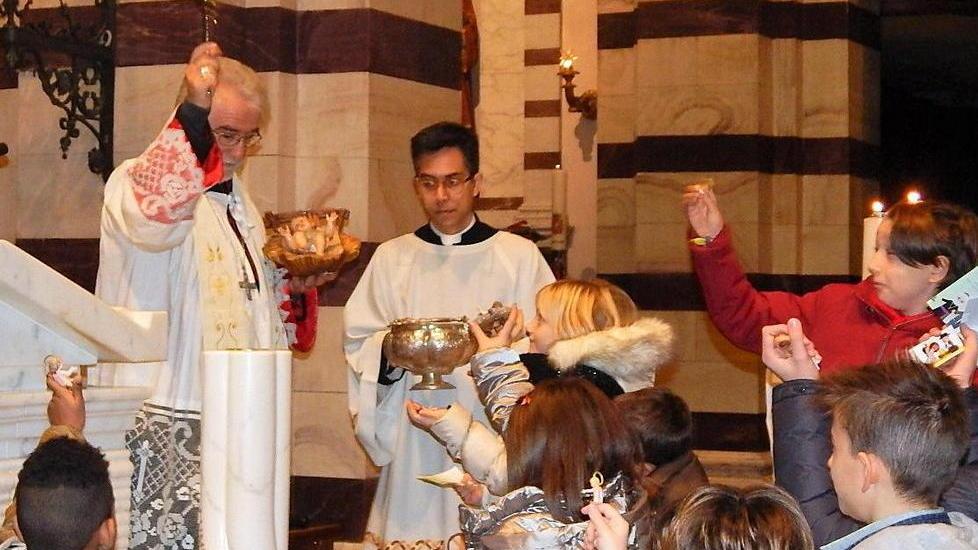 Il vescovo ha benedetto i Bambinelli