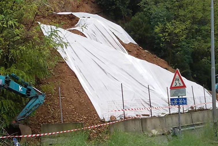 Frana in via dei Colli «Cantieri di nuovo fermi»