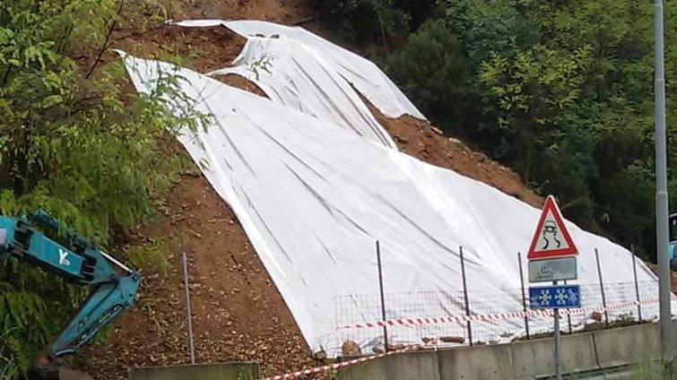 Frana in via dei Colli «Cantieri di nuovo fermi»