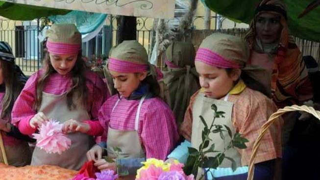 Che bello il presepe fatto di bambini E la piazza si riempie