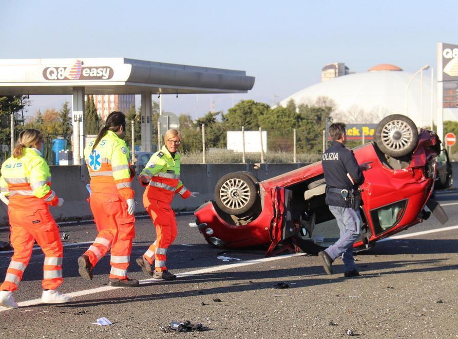Incidente sulla Variante auto ribaltata: feriti in 4 