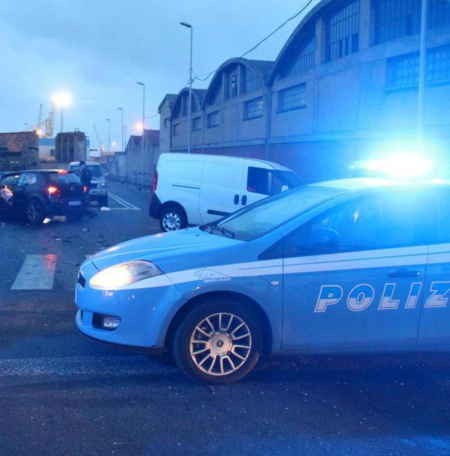 Accoltellato al volto fuori dal locale