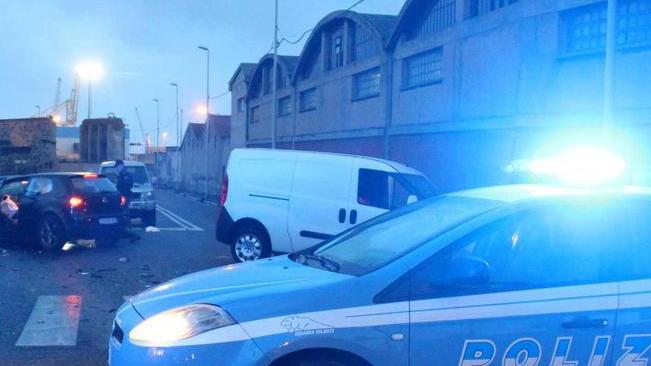 Accoltellato al volto fuori dal locale
