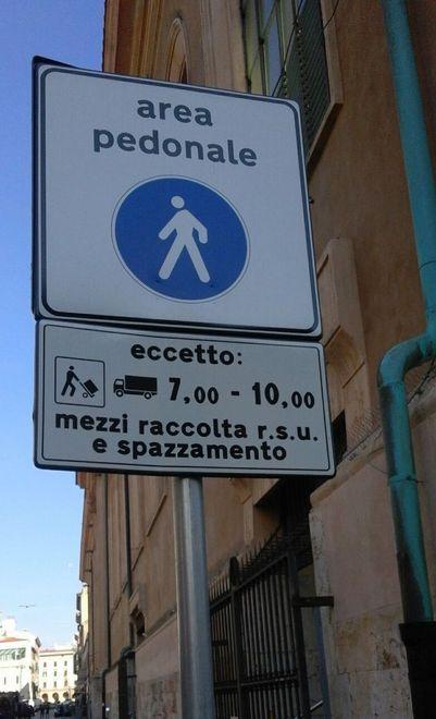 Viavai di auto al mercato in piena area pedonale 