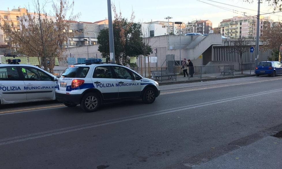 Sirio fermato dalle auto sui binari