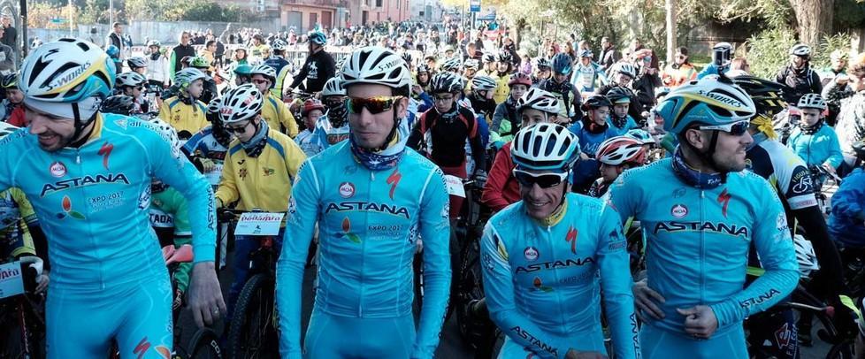 Fabio Aru pedala con i suoi tifosi 