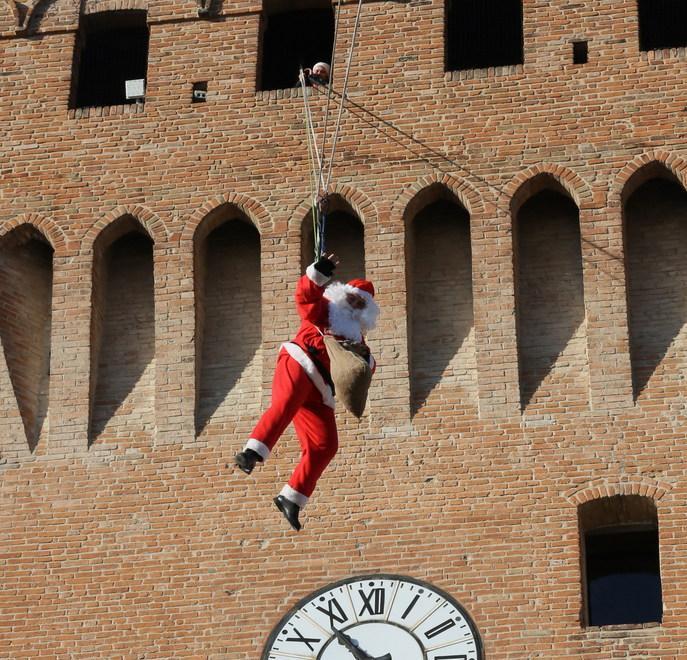 E Babbo Natale vola dalla torre del castello portando doni ai bambini