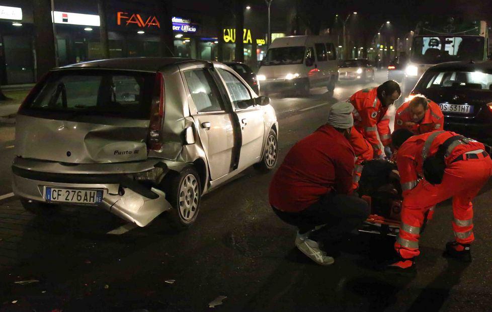 Tampona un’auto e si dà alla fuga 