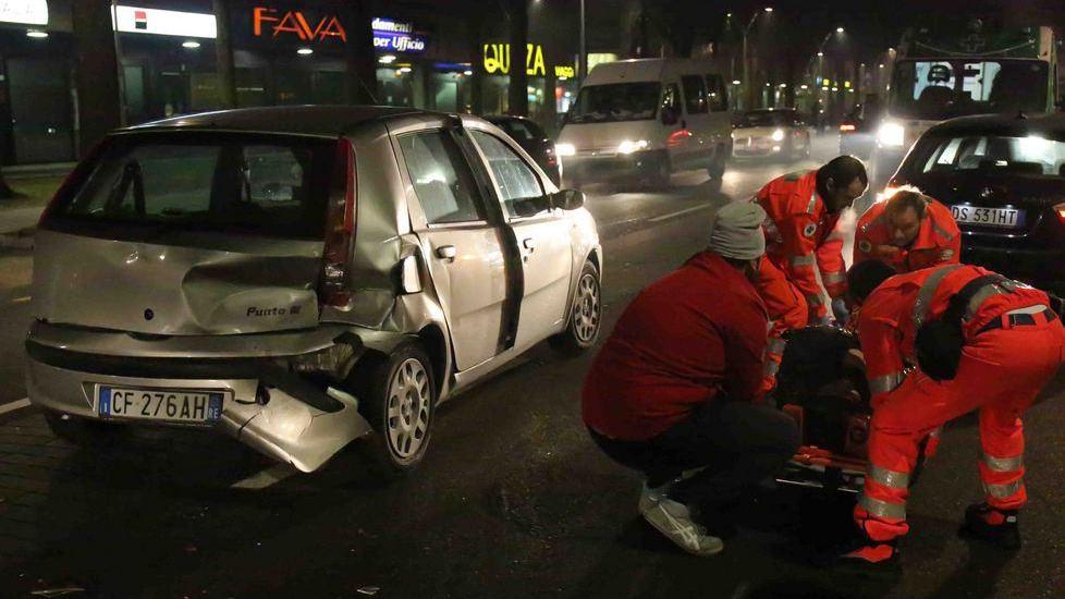 Tampona un’auto e si dà alla fuga