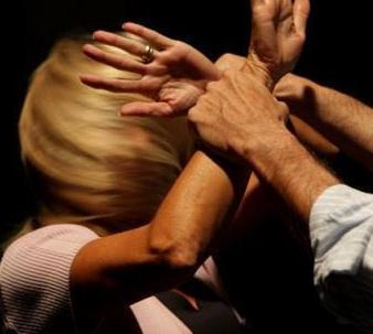 Botte e pugni alla fidanzata, condannato 