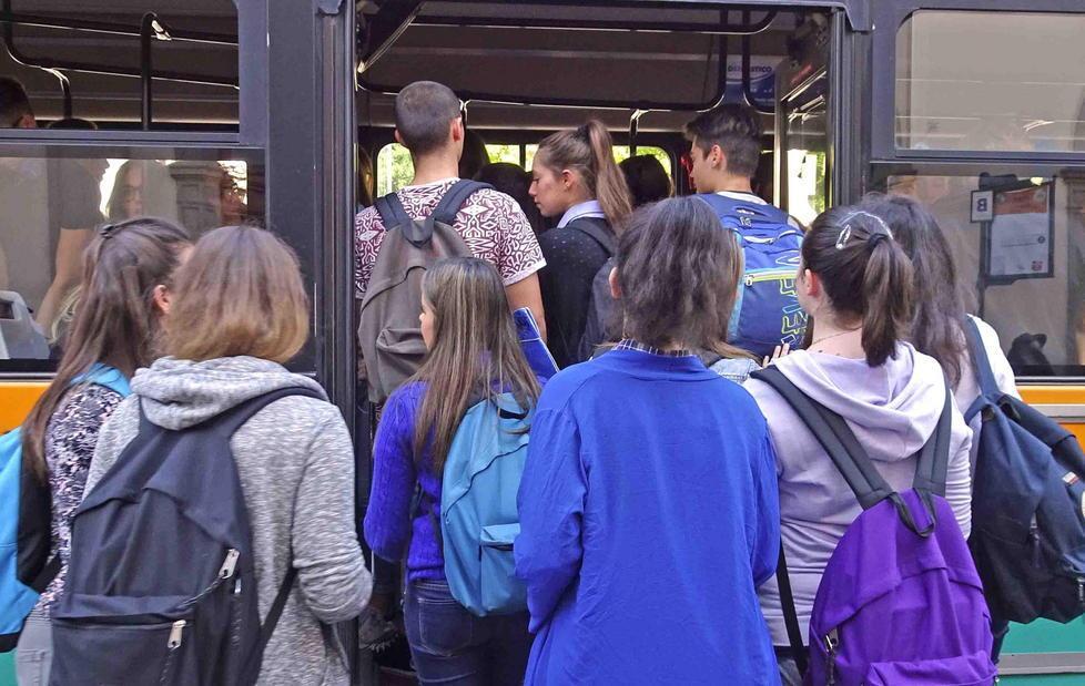 La protesta: l’abbonamento è annuale ma in estate il bus non c’è 
