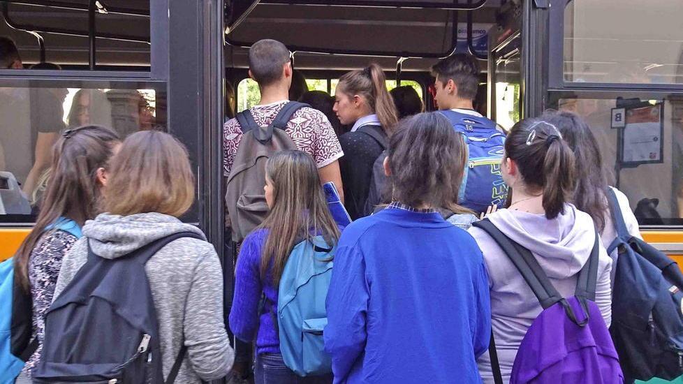 La protesta: l’abbonamento è annuale ma in estate il bus non c’è