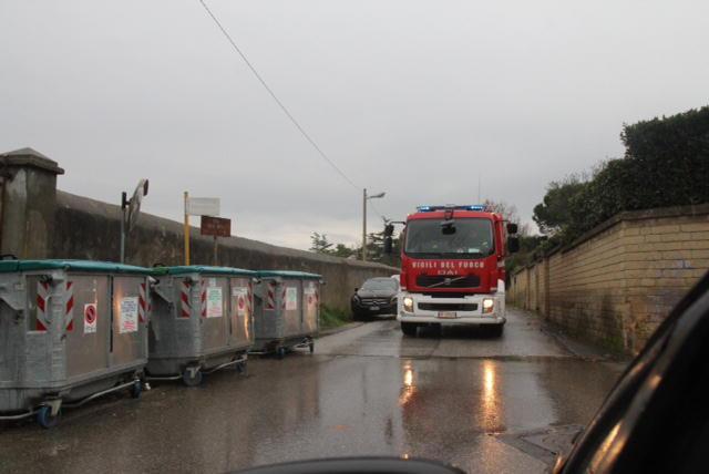 La squadra dei vigili del fuoco intervenuta in via Giambruni (Salvini Pentafoto)