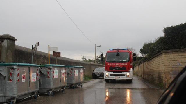 La squadra dei vigili del fuoco intervenuta in via Giambruni (Salvini Pentafoto)