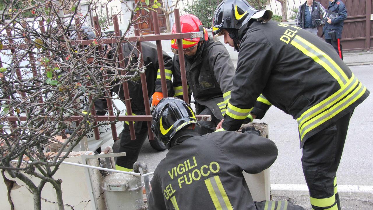 Furgoncino sbatte contro il muro di recinzione di una villetta - Foto