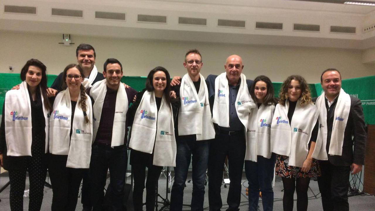 Foto di gruppo dei dipendenti Bnl che hanno dato vita alla raccolta di fondi