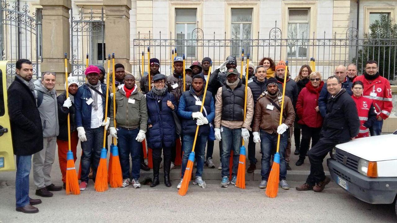 Migranti e associazioni in strada per i lavori socialmente utili