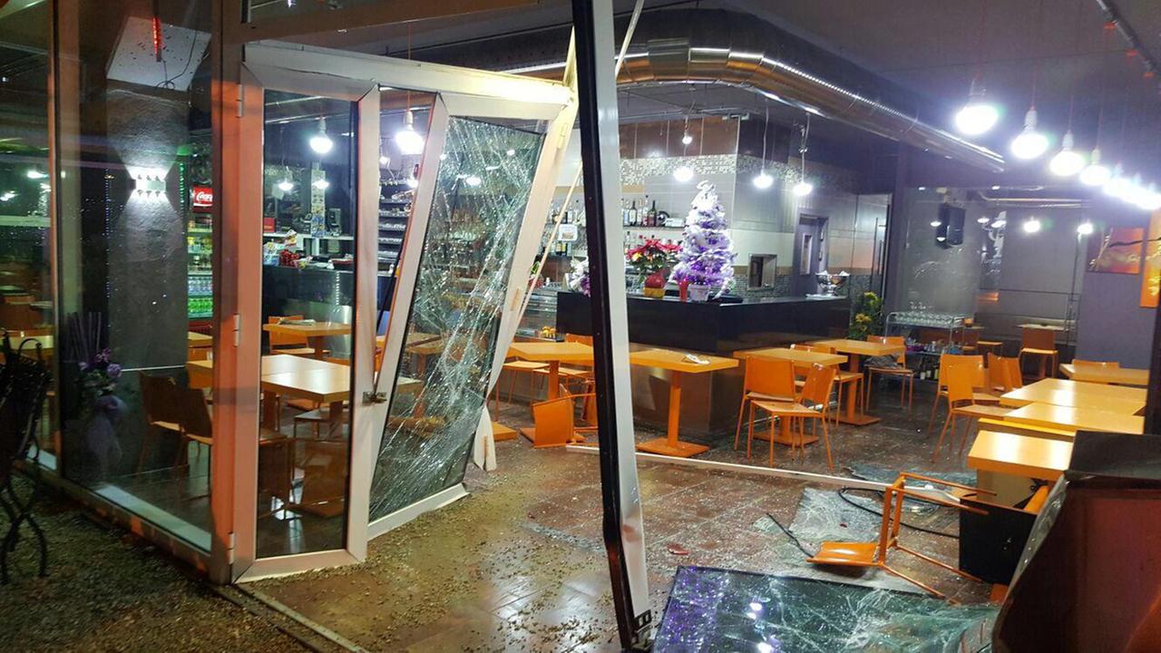 Auto lanciata come ariete contro la vetrata del bar - Video