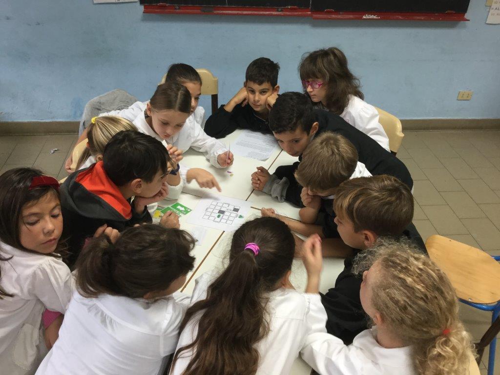 Gli alunni della classe IV C delle Tomei impegnati nel coding